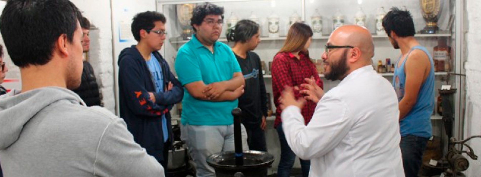 Students of the course "The medication and your evolution", by Professor Olosmira belt, visited our Museum teacher César Leyton