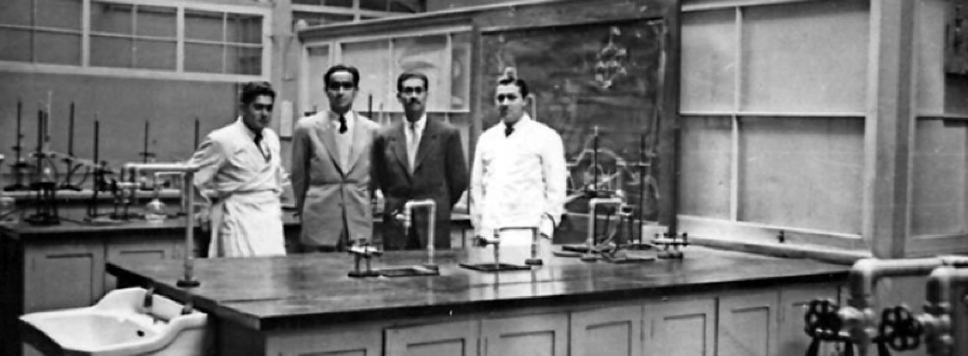 Laboratory of organic chemistry, El Mercurio, 10 December 2017, page A27